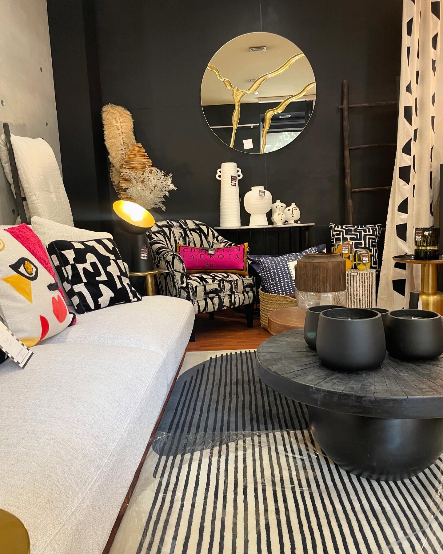 Le magasin Côté Déco à Perpignan : canapé, fauteuil et coussin Christian Lacroix, miroir rond doré