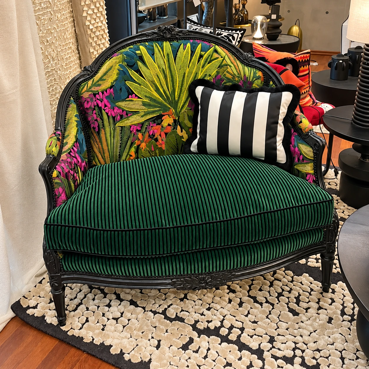 Travail du tapissier à l’atelier Côté Déco