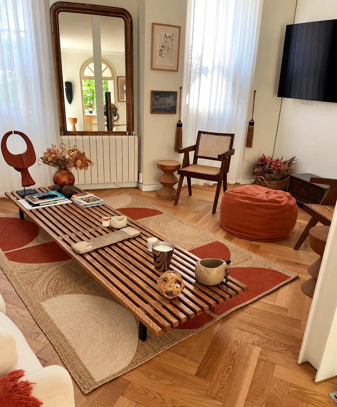Salon habillé de rideaux et d’un tapis